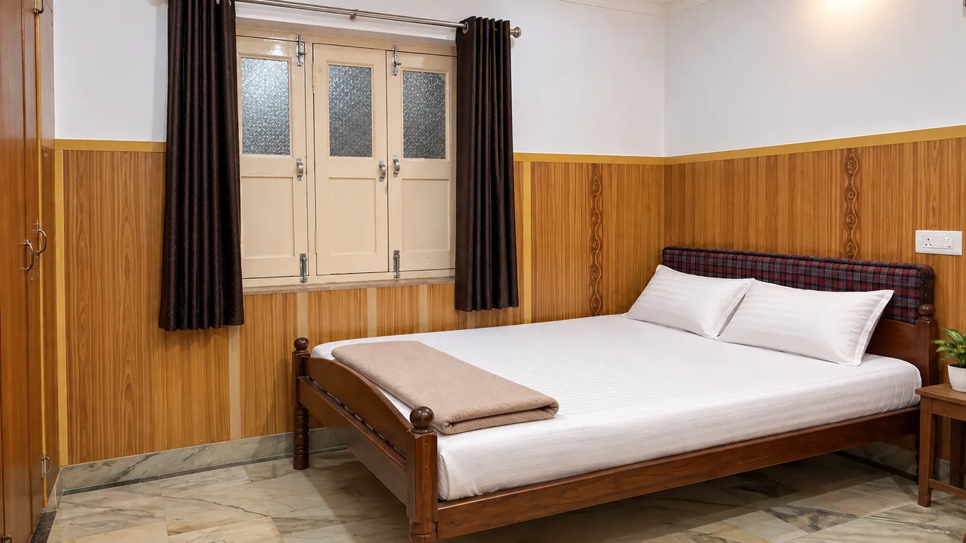 Room with double bed at Gwalior Sindhia Bhavan